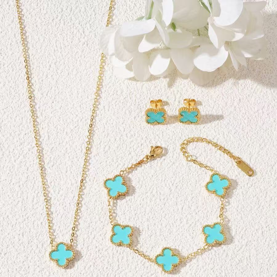 

Набір з трьох предметів: намисто, браслет та сережки з титанової сталі у формі конюшини necklace+bracelet+earring