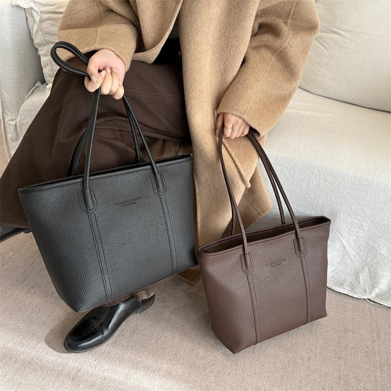 Retro Tote Bag Women's New Fashionable Simple Largecapacity Armpit Bag Casual Niche Design Commuter Shoulder Bag
