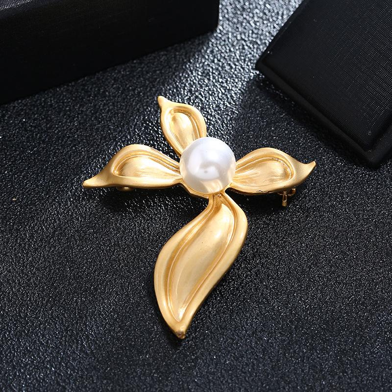 Luxury temperament dumb gold brooch female morrow plant pearl flower pin suit simple brooch with jewelry