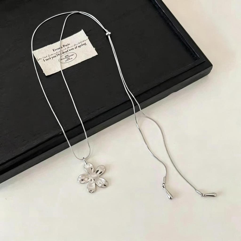 Korean Silver Flower Tassel Necklace for Women - Elegant, Niche Design, Perfect for Layering with Sweaters.