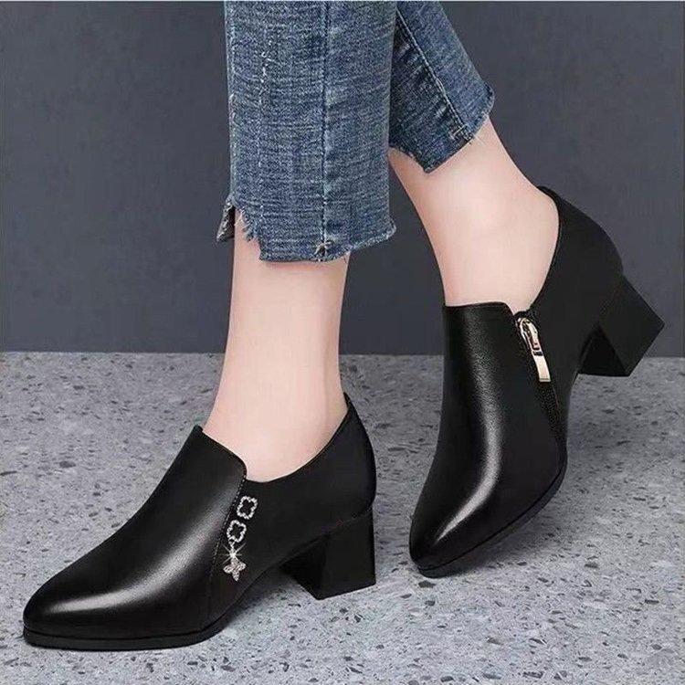 Deep Single Shoes Women's Thick Heel Autumn 2025 New Middle-aged Mother Shoes Women's Shoes Comfortable and Versatile Medium Heel Small Leather Shoes