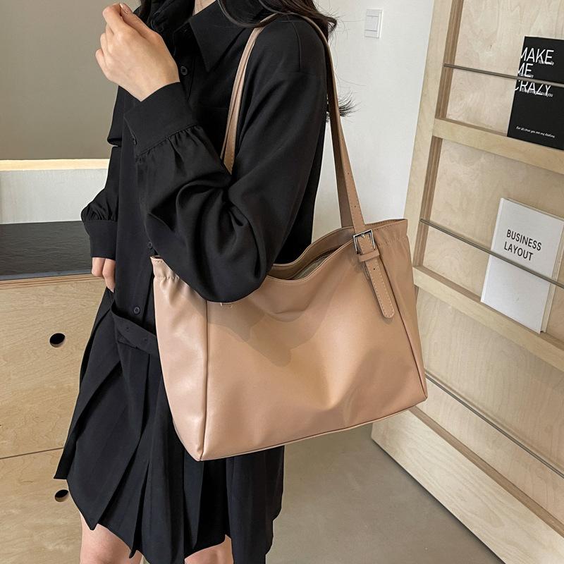 Casual Retro Women's Bag 2025 New Fashion Shoulder Bag Large Capacity Commuter Bag College Student Portable Tote Bag