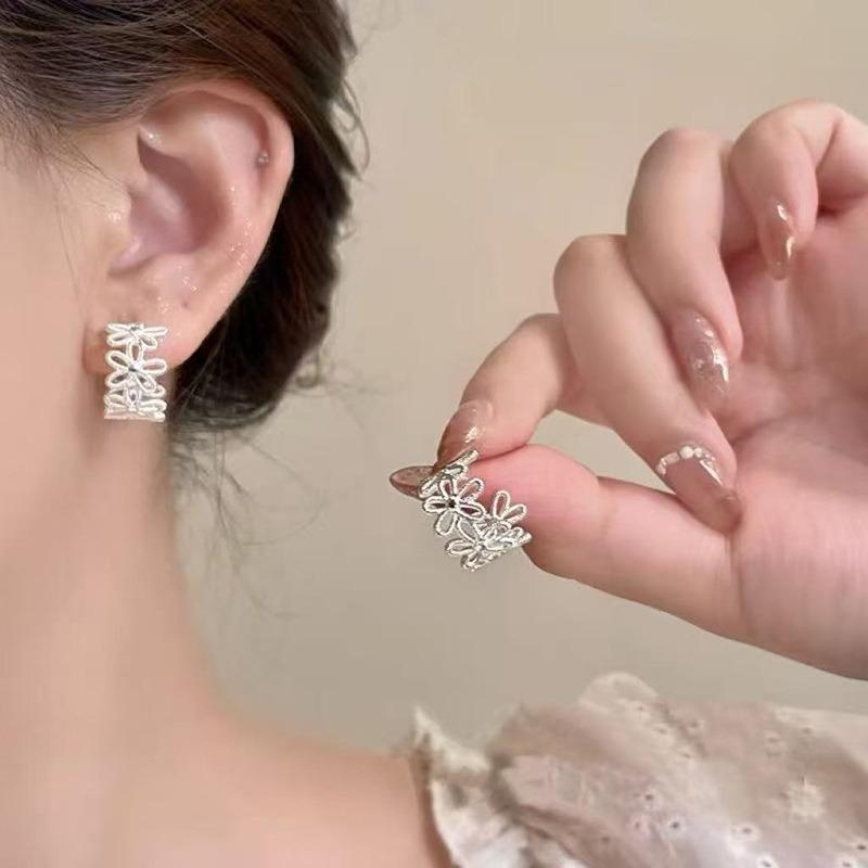 Gold Ring Earrings Women's Ear Buckles Light Luxury High-end Earrings Autumn and Winter Ring Earrings