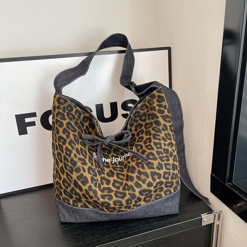 Autumn New 2025 Trendy Fashion Women's Large-capacity Shoulder Bag Casual Texture Niche Personalized Tote Bag