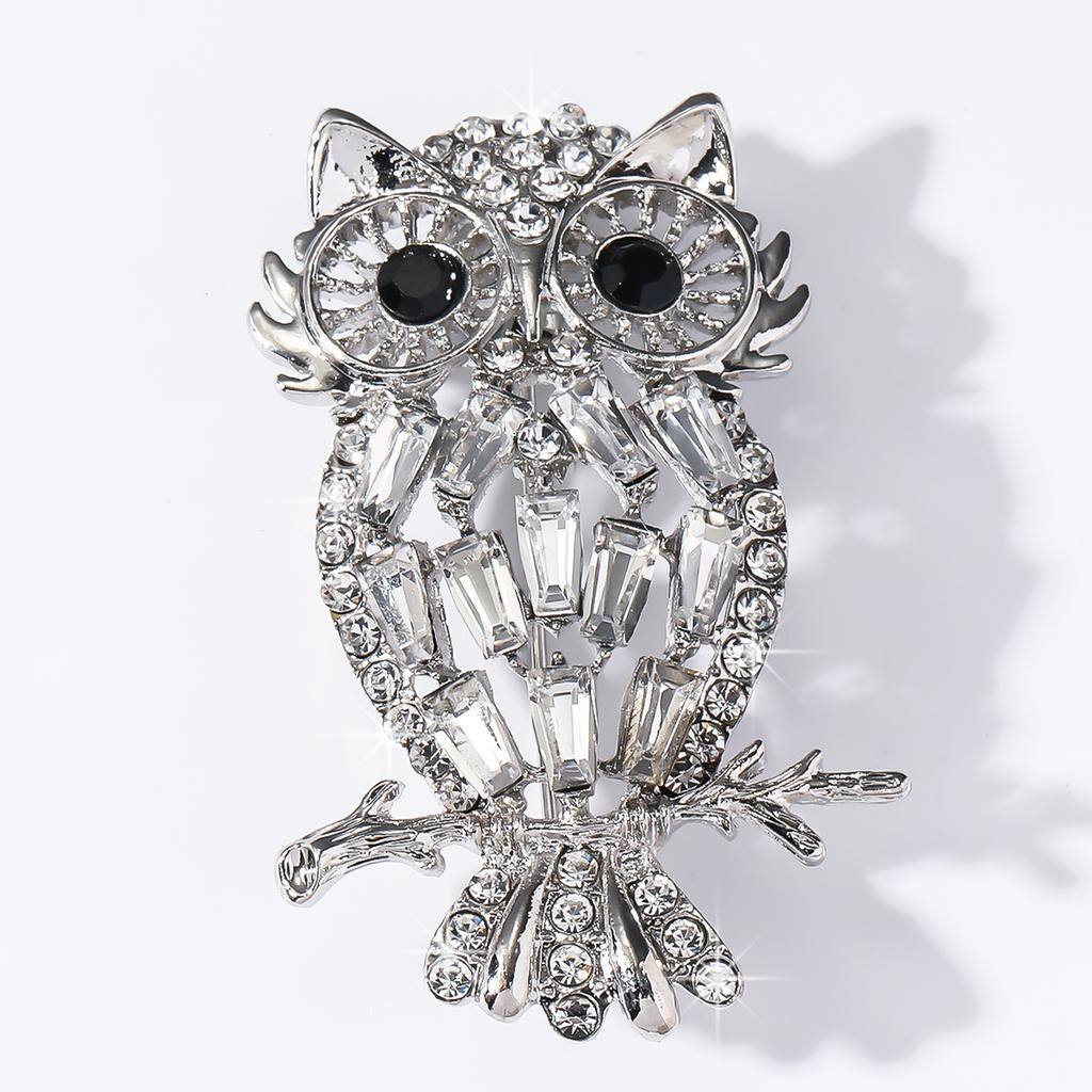 Cross border high-end owl fashion personality brooch with a sense of luxury, light luxury, diamond inlay, versatile chest flower