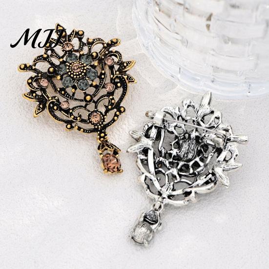 Durable Alloy Jewelry Retro Hollow Brooch for Women, Lapel Pin with Sparkling Women Accessory Rhinestones, Daily Wear Wedding Parties Oxidation
