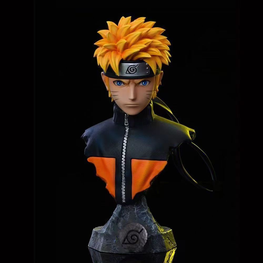 Naruto in der Hand gehalten mit einheimischer Naruto Sasuke Frettchenbüste Gedenkmodellauto Chassis Ornamente Puppe.