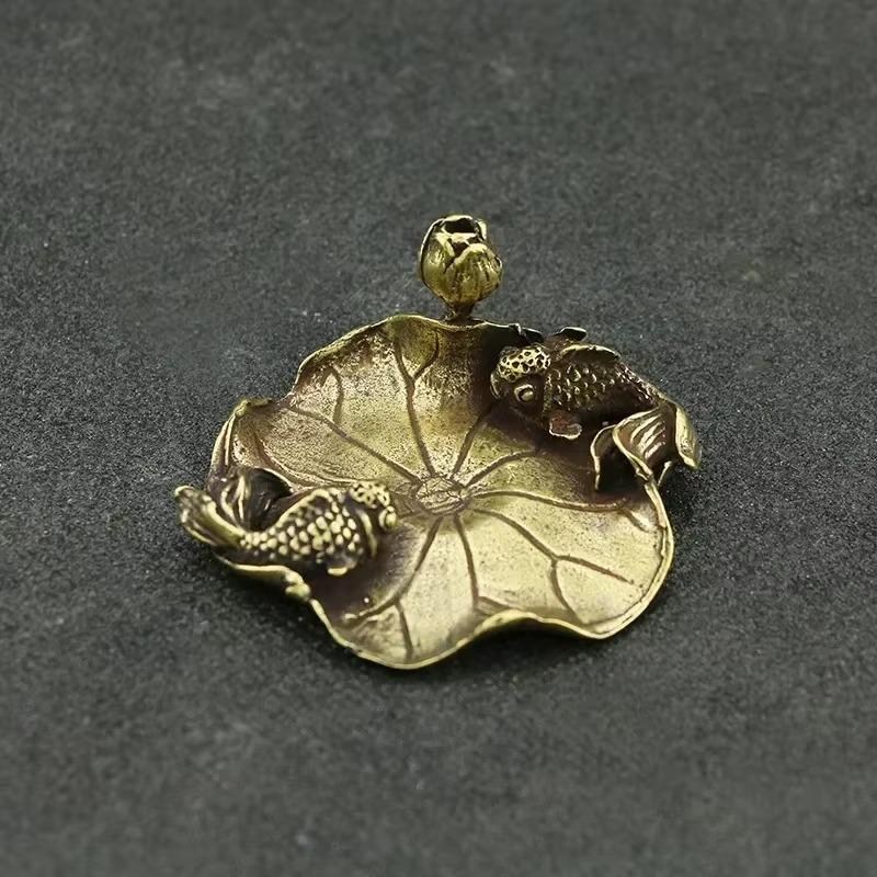 Vintage Brass Carp Lotus Leaf Micro Carved Ornament Creative Home Decoration Metal Lotus Leaf Fish Ornament Desktop Tea Pet