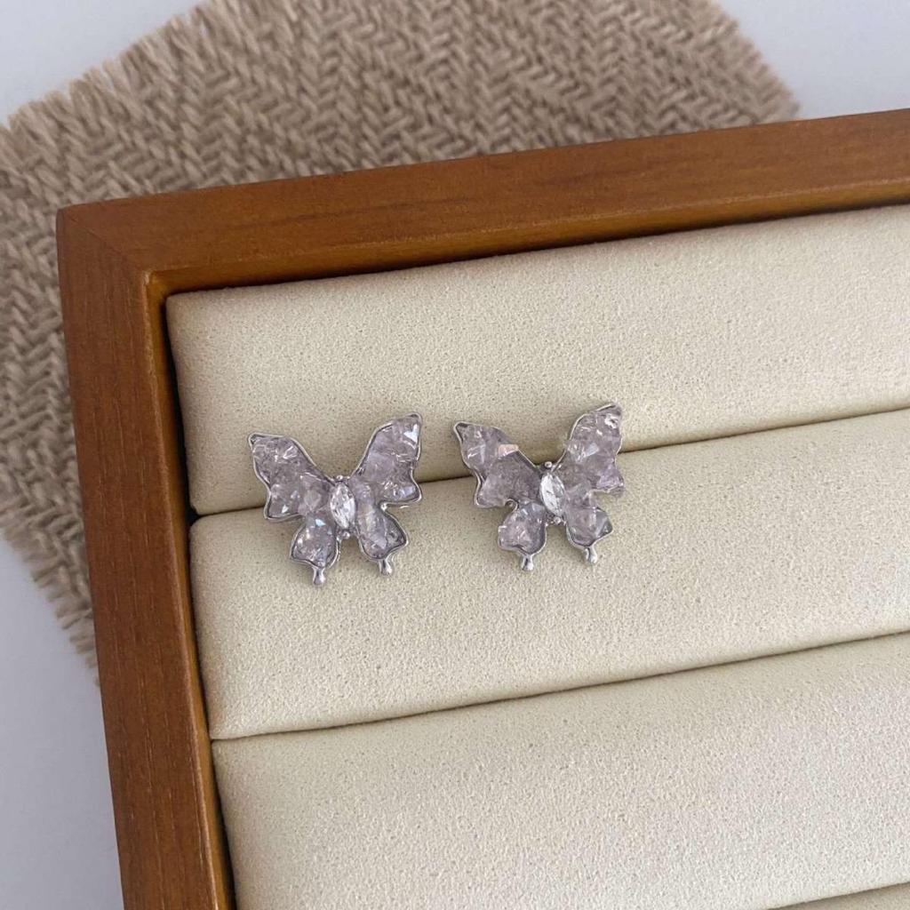 Gradient Pink Crystal Butterfly Stud Earrings - Mori Style, High-End, Sweet, Versatile, Exquisite Accessory.