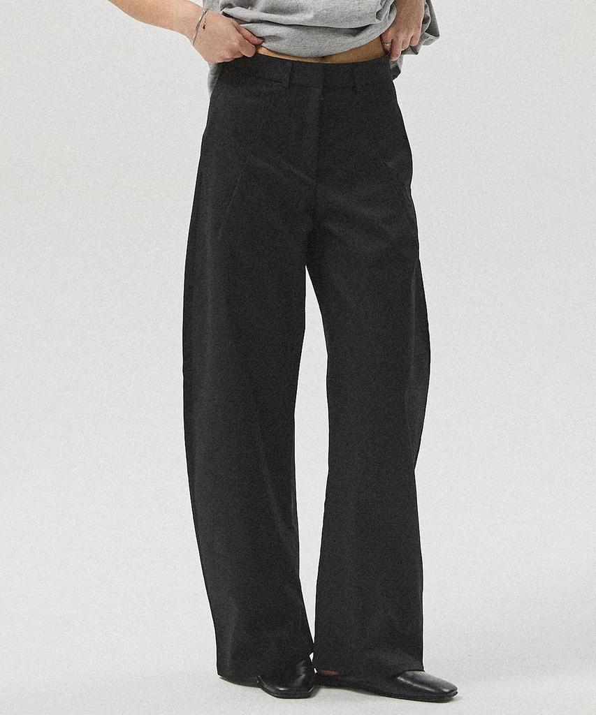 Aheule Vorn Curved Tuck Chino Pants_Black