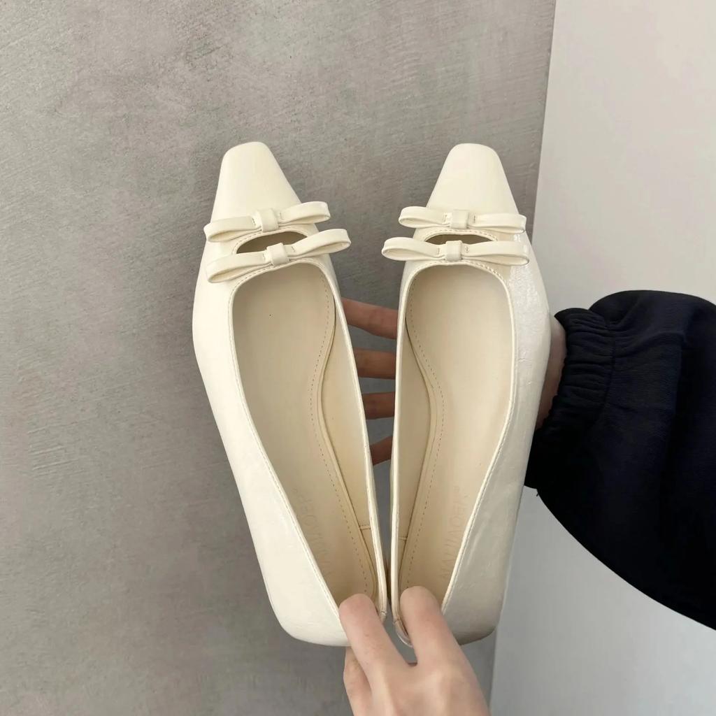 Fashion French Design Butterfly Knot Hollow out Flat Bottom Women's Shoes Soft Sole Low Cut Sweet Style Floral Pattern Summer Flats