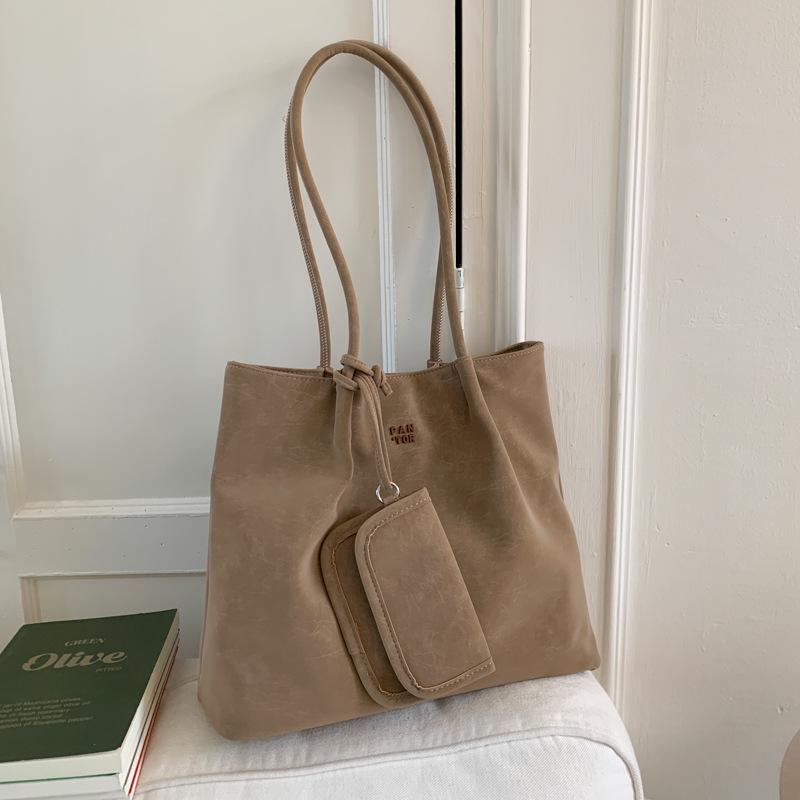 

Women s 2025 Autumn/Winter Retro Soft Leather Tote: High-End Textured Shoulder Bag for Versatile Commuting хакі