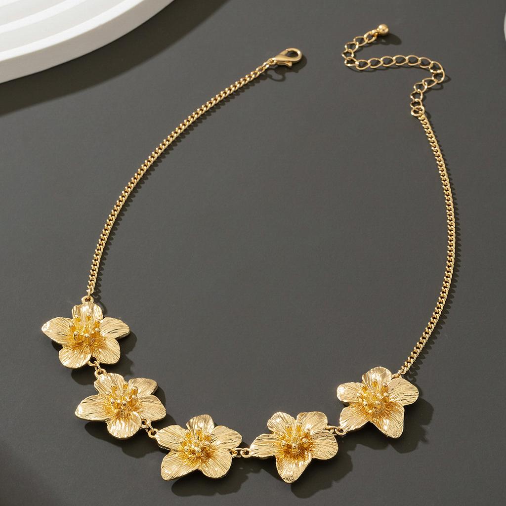LATS New Fashion Metal Wrinkled Stereoscopic Flowers Pendant Necklace for Women Charm Temperament Clavicle Chain Party Jewelry