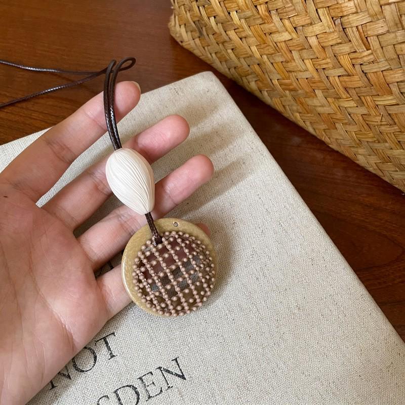 High-End Women's Retro Oval Geometric Resin Necklace