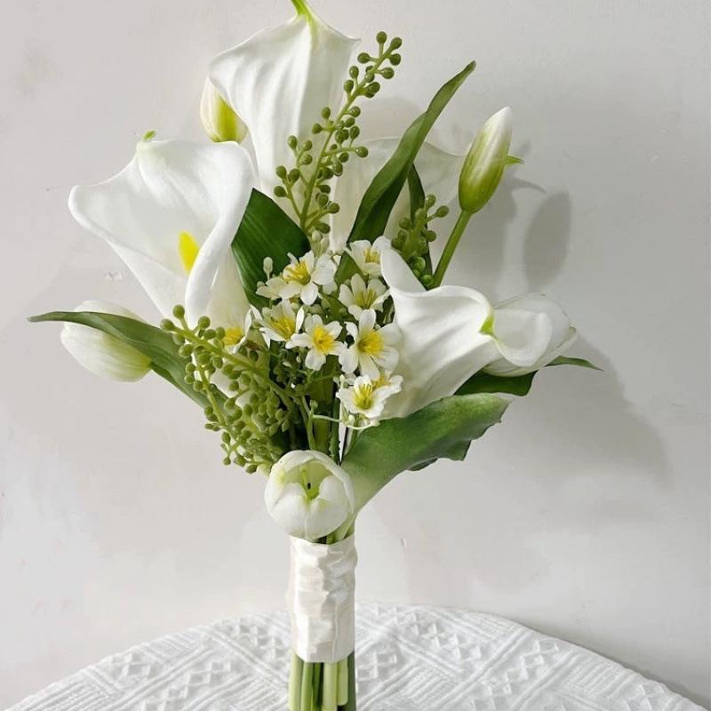 Elegant Handheld Simulation Bouquet: Calla Lilies and Tulips for Weddings, Photography, and Home Decor.