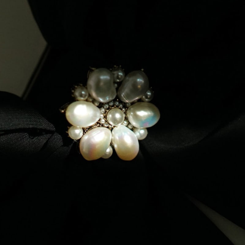 LUDE Perlen Chiffon Band Anstecknadel