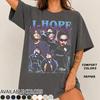 Maglietta J-Hope: T-shirt Grafica Idol K-Pop - Merch per Fan YS