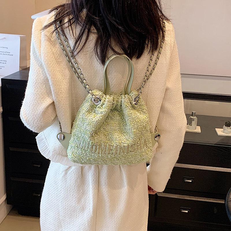 New small bag, portable texture bucket bag, fashionable weaving 2025 backpack, chain bag, women's woolen goods.