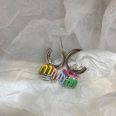 Pendientes de letras estéreo coloridos Pendientes de letras de moda avanzada Accesorios de fiesta para mujer