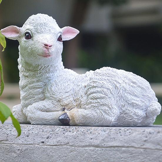 Statua di Pecora da Esterno, Scultura di Pecora in Resina per Giardino, Grazioso Ornamento di Agnello Realistico per Cortile Prato Fattoria Decorazione