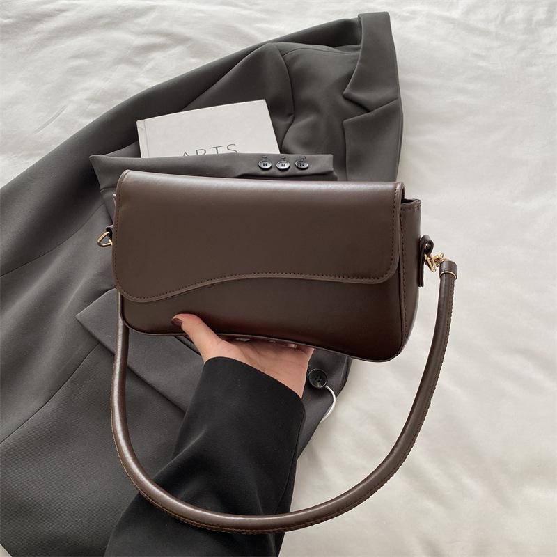 

Hong Kong style retro solid color foreign style messenger women s bag 2025 spring texture fashion shoulder bag trendy handbag