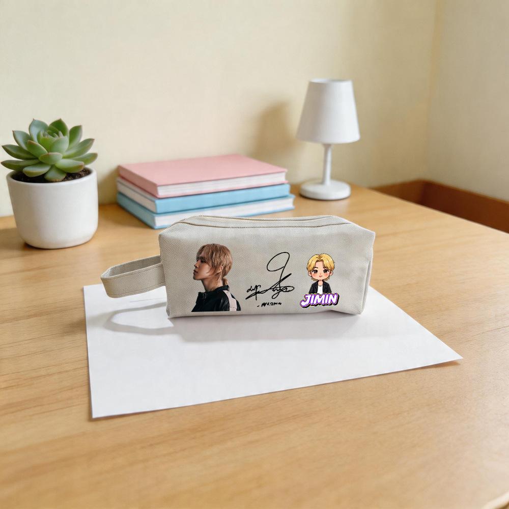 1 Stück Kpop BTS Mitglied Leinwand Federmäppchen Niedliche Chibi Figur Echtes Foto Unterschrift Make-up Tasche Multifunktionale Organizer Tasche mit Griff, Army Merch