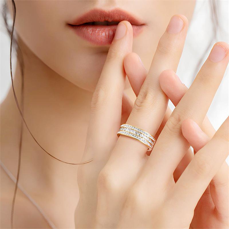 Anel Elegante de Zircônia Céu Estrelado: Jóias de Casal da Moda em Aço Titânio para Mulheres