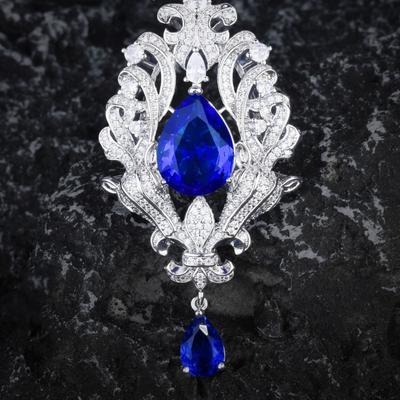 O căprioară are accesoriile de nuntă ale miresei tale Colier cu pandantiv cu iris albastru regal, lacrimă cu diamant roz, fetiță cu diamante cu conținut ridicat de carbon