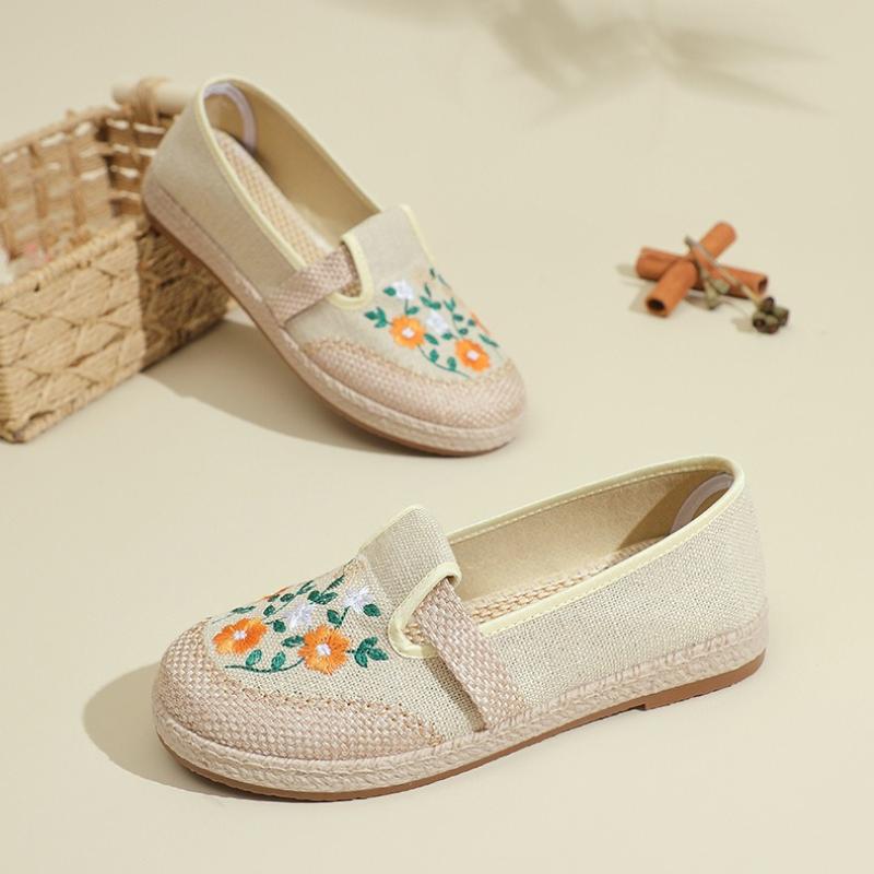 Hand-woven Cloth Shoes for Women Chinese Ethnic Embroidery Style Flat Slip On Breathable Soft Insole Casual Shoes Flower Zapatos