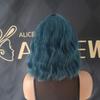 Natürliche Blaue Kurze Lockige Perücke für Damen - Schulterlanger Gewellter Bob mit Pony | Synthetisches Hitzebeständiges Haar