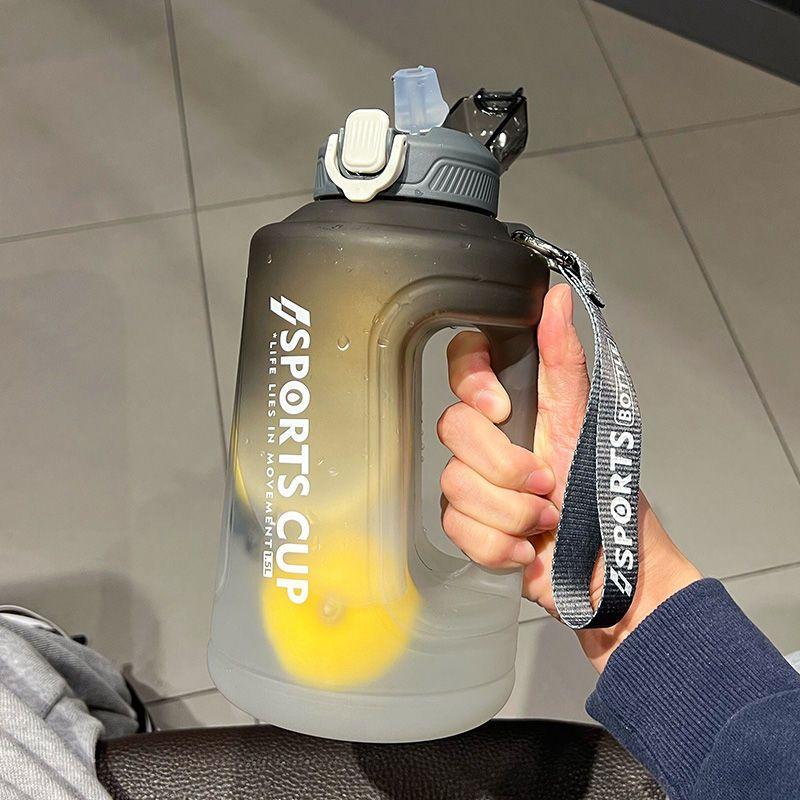 1500/2300ml Sportsvattenflaska Fitnesskittel med Sugrör Utomhus Stor Stor Kapacitet Gradient Plast Bärbar Återanvändbar Vattenflaska