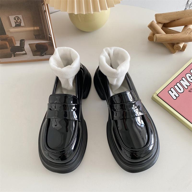 Маленькие кожаные туфли женские весенние новые на толстой подошве на одном ремешке ретро униформа однотонные туфли 40 3190₽