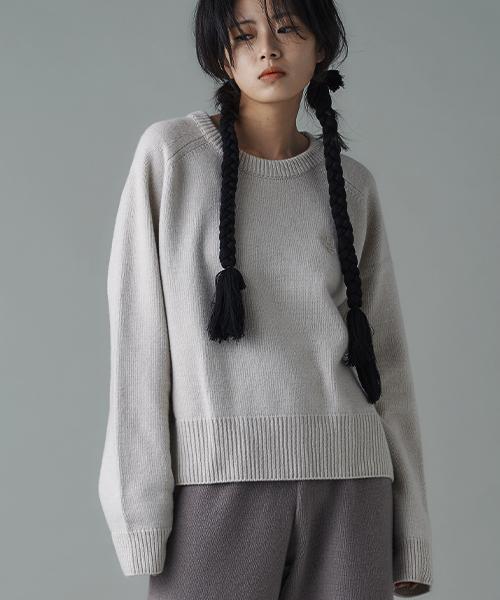 ROHEE APPAREL Logo Point Round Neck Knit