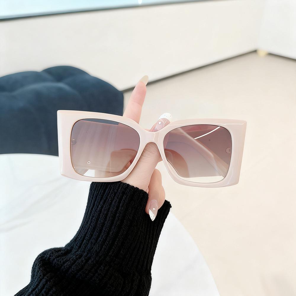 

Women s Retro Large Frame Sunglasses - European & American Fashion Trend, High-End Style