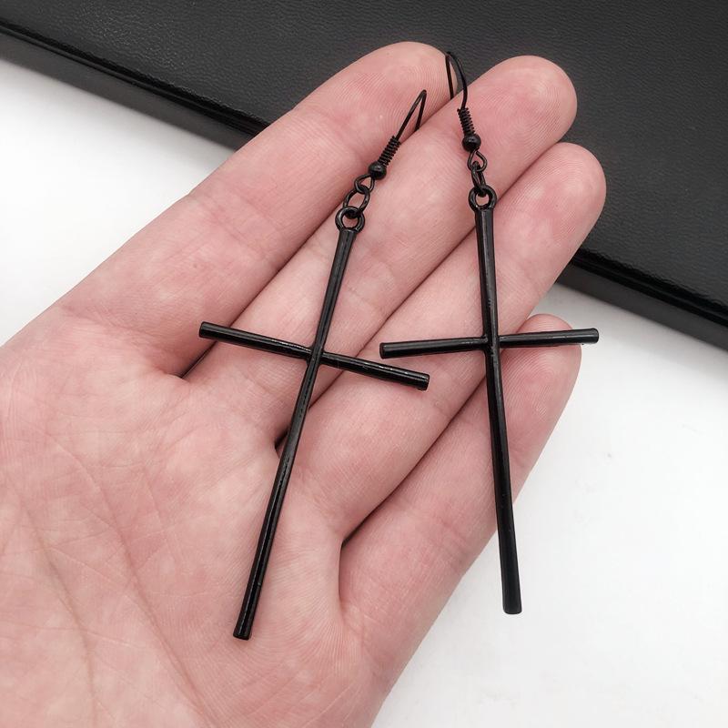 Pendientes Largos Colgantes de Cruz Grande Góticos Negros y Plateados