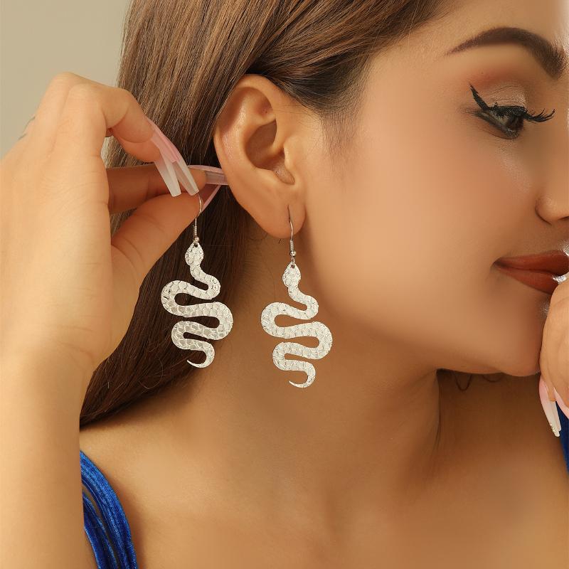 New Simple Metal Style Wrinkle Fishtail Stud Earrings For Women Fashion Personalized Daily Accessory Party Jewelry Birthday Gift
