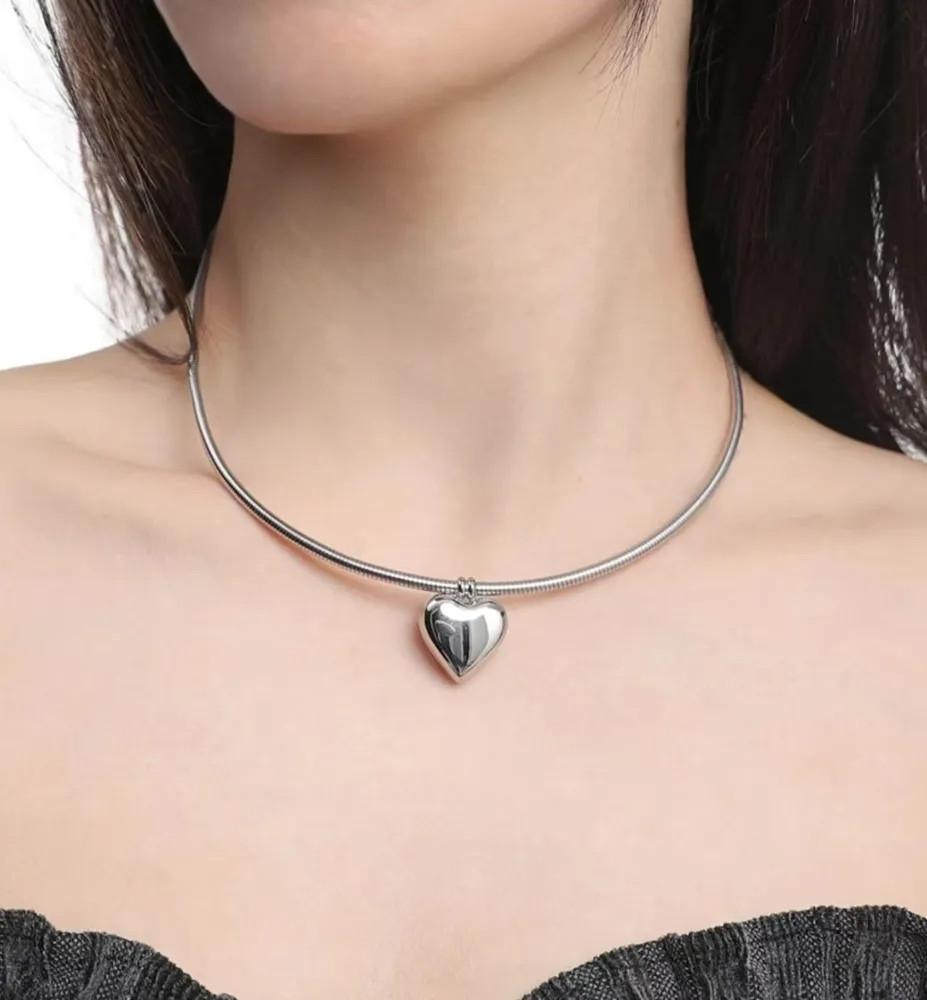 

Гладкое магнитное ожерелье в форме сердца с крутой сферической подвеской в форме сердца, подвеска на цепочке-змейке, колье One Size