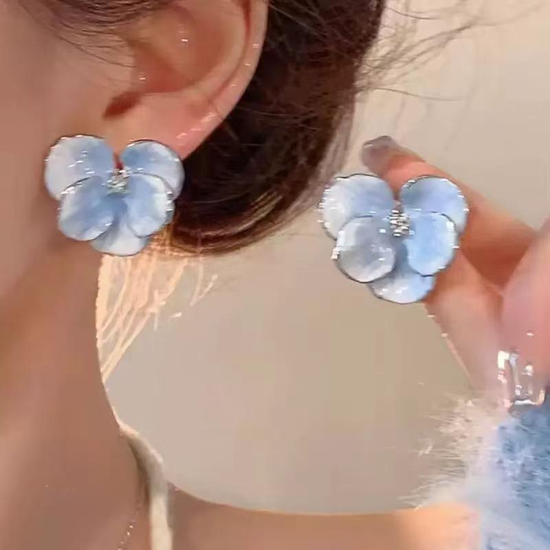 Modne kolczyki w stylu leśnym 'Blue Iris': Elegancki kwiatowy wzór, idealny jako inspiracja do malarstwa olejnego. Emanuje wyrafinowanym i luksusowym urokiem.