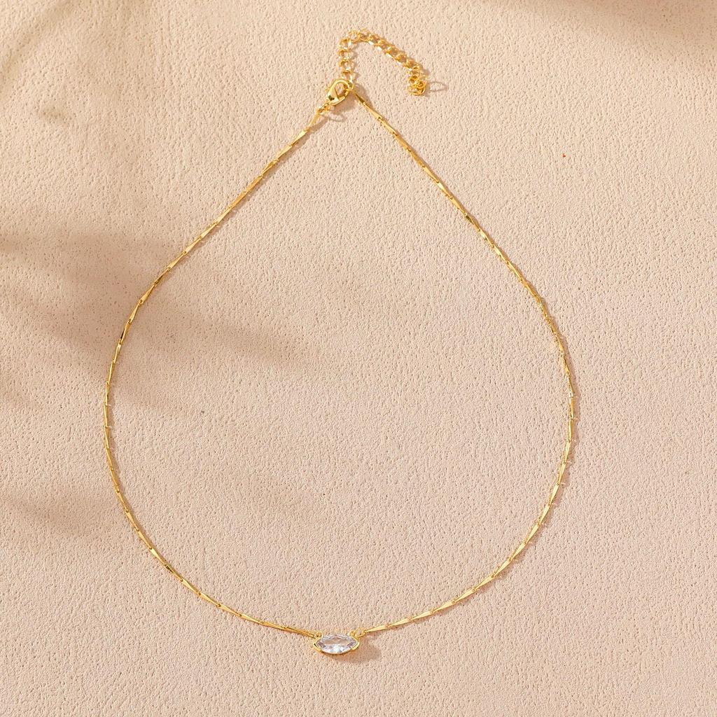 Elegant Women's Single Diamond Niche Pendant Necklace - Fashionable Ins Style, Luxury Clavicle Chain Choker