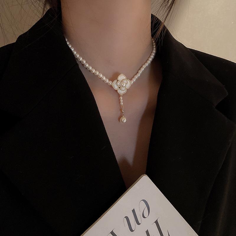 Gold-Plated French Court Pearl Flower Necklace - Retro, Simple, Versatile Fashion Clavicle Chain.