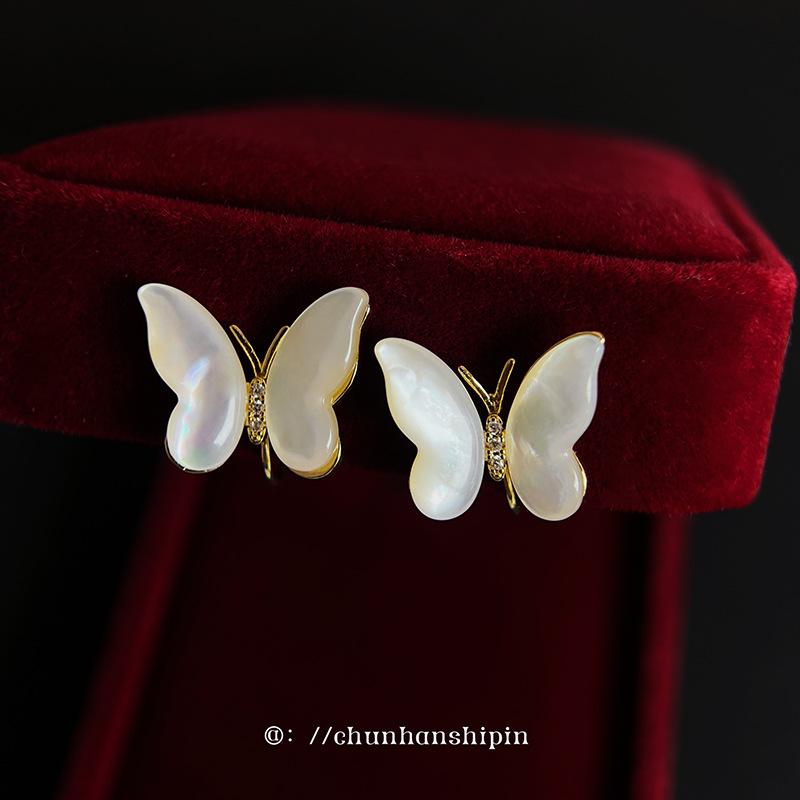 Natural High-arc Shell Butterfly Ear Clips Without Ear Piercings, High-end Niche Earrings, Fashionable and Exquisite Mosquito Coil Disc Earrings.