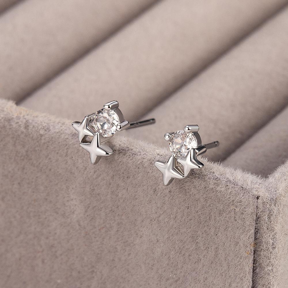 Sparkling zirconium quadrangle stud earrings are small, exquisite and simple, high-end exquisite niche design, personalized design, ear jewelry