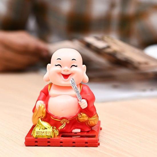 Solarbetriebene Buddha-Mönchsfigur - Feng Shui-Dekor für Reichtum, Wohlstand und Glück mit beweglichem Kopf und Hand (rot)