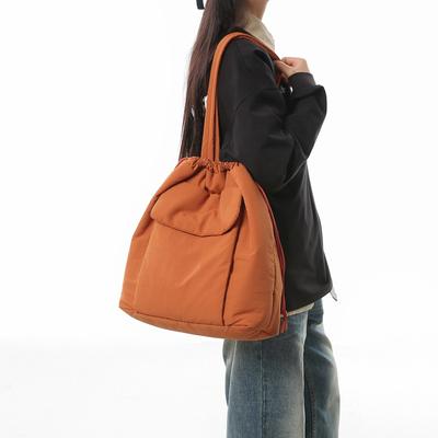 Sac à bandoulière plissé à cordon de serrage Texture Niche Japonaise et Coréenne Sac fourre-tout étudiant Personnalité décontractée Grande capacité Sac en toile