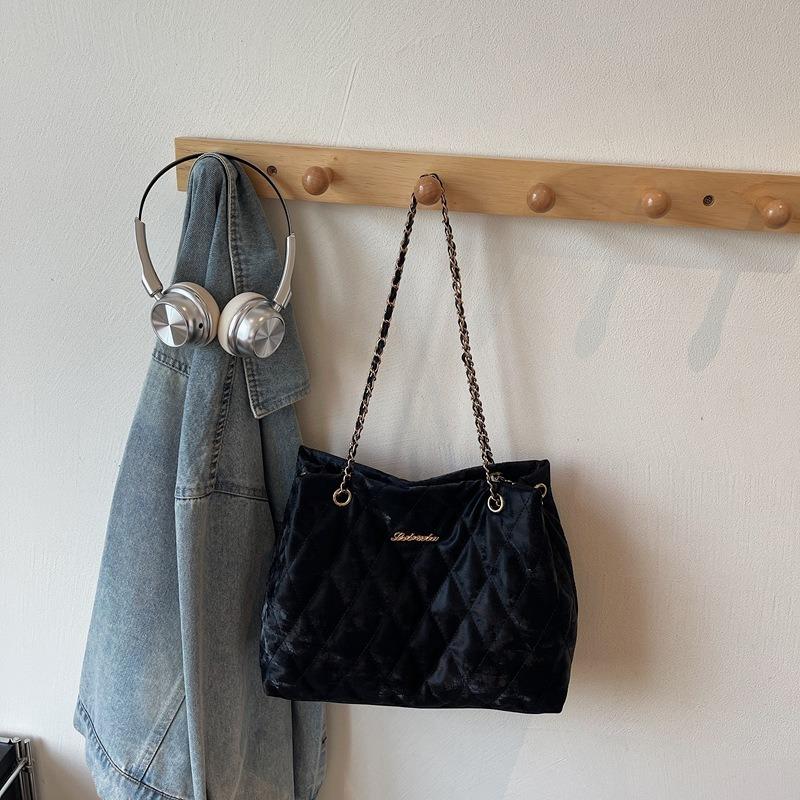 Women's Bag Autumn New Fashion Solid Color Design Daily Versatile Texture Casual Shoulder Diamond Chain Bag