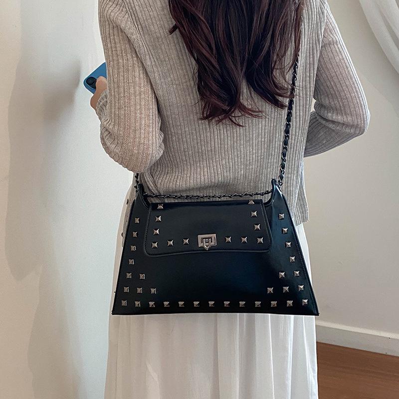 Trendy Vintage Women's Chain Rivet Underarm Crossbody Bag