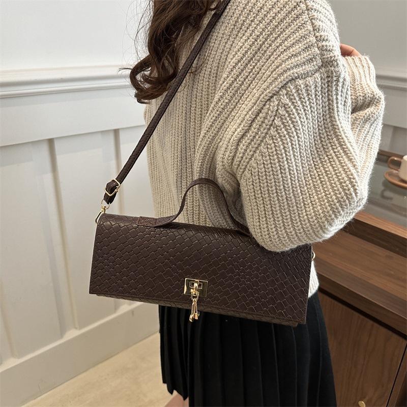 Solid color casual lock is fashionable and exquisitely woven, largecapacity foreign style horizontal crossbody baguette women's bag