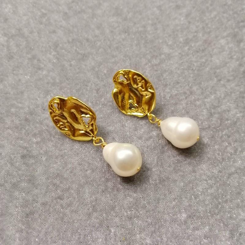 Natural Baroque Pearl Asymmetrical Pleated Irregular Gold-plated Minimalist Celi-style Earrings