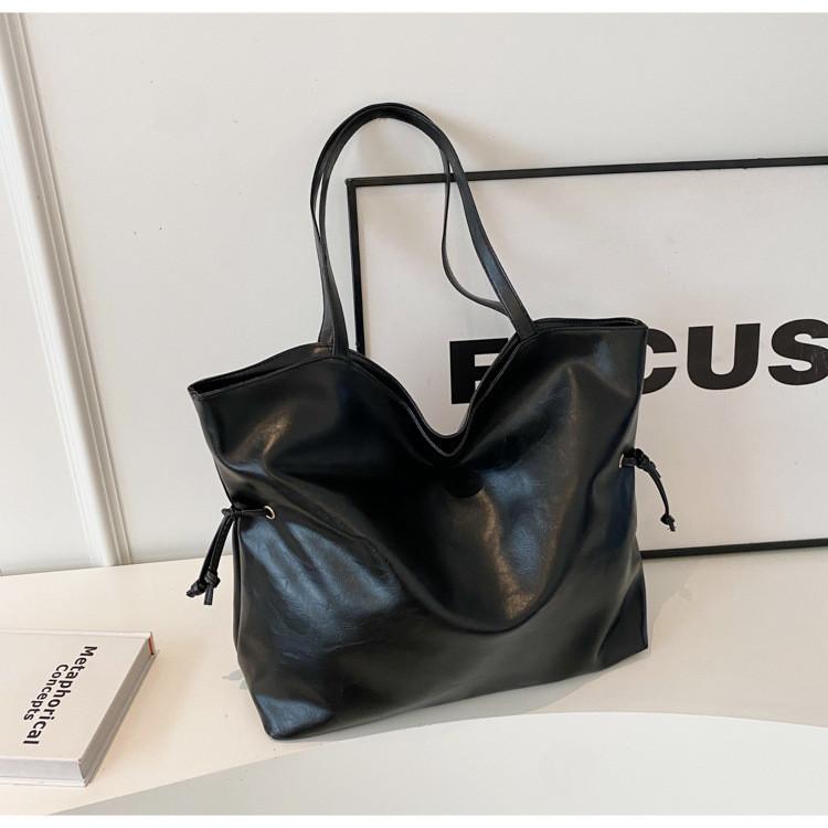 

Большая вместительность Новая мода Масляная кожа ПУ Дерзкий стиль для девушек 2023 Однотонная Зимняя мода Сумка-тоут через плечо для поездок на работу чёрный