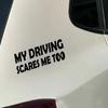 DS17# 20 x 6,5 cm. Bringen Sie sie mit diesem witzigen Autoaufkleber „Mein Autofahren macht mir auch Angst“ zum Lachen!